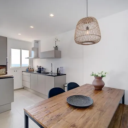 Boulevard Renovated Iberia Apartment *
