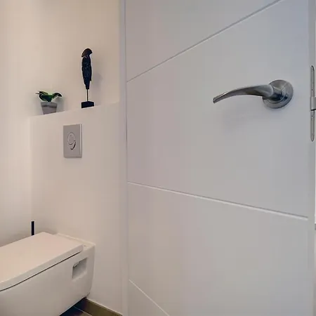 Boulevard Renovated Iberia Apartment