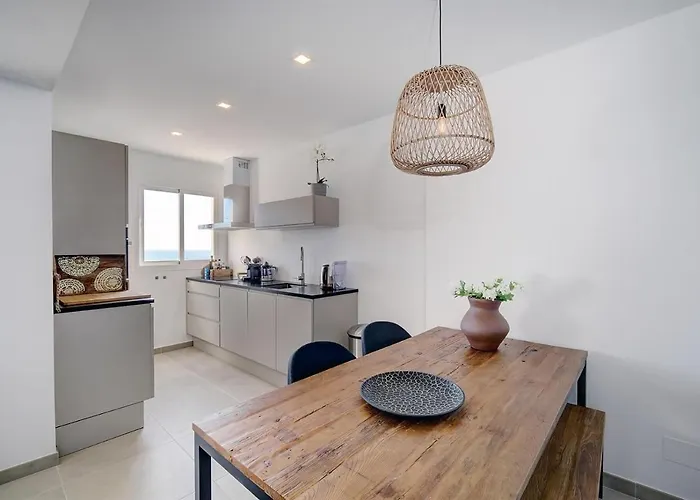 Boulevard Renovated Iberia מלון *